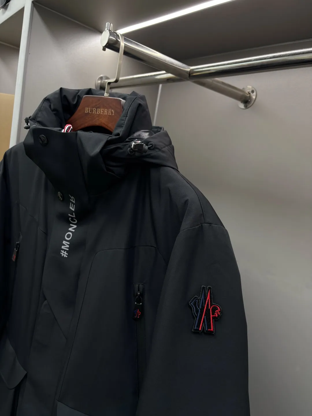 Moncler Premium ， Versatile ， ， ， Classic ， ， ， ！ 100% ， 90% ， ， ， 。 Classic MON Logo ！ YKK 。 ， ， micro chic ， Classic ， 。 Sizes：M-XXXL ：Black White